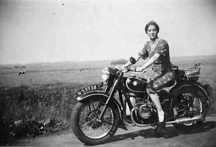 Mijn tante op de BMW (foto: Collectie Nettie Trapman-van der Mooren)