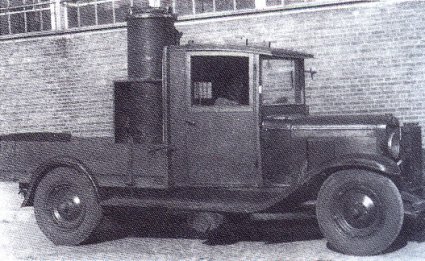 Vrachtwagen met gasgenerator (bron: Een eeuw vooruit)