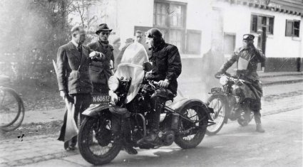 Harley-Davidson en Eysink (foto: Jos van Berkel. Bron: collectie Regionaal Archief Tilburg)