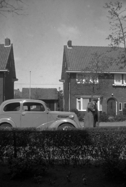 Ford Anglia in de Versterstraat, Vught (Foto: V. Delleman-de Kort; collectie BHIC)