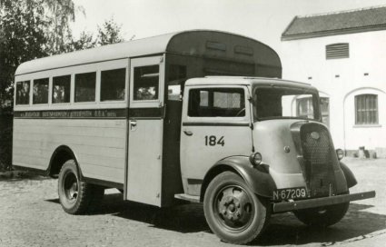 Ford, 1945 (collectie NCAD, Verzameling S.O. de Raadt)