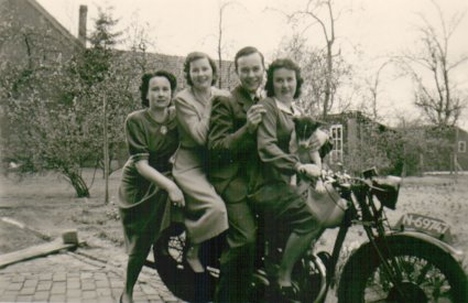 Grote drukte op de motor (Collectie Hendrik Bouwmans)