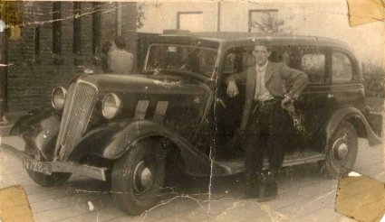 Cor van Dongen bij zijn Renault Vivaquatre KZ17, c. 1945 (originele foto: Collectie Verkeersschool Van Dongen)