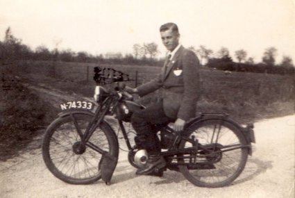 Piet Derks op een DKW (Collectie EstersHeem)