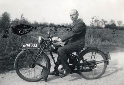 Koos van Gaal op zijn DKW (collectie M. van Gaal)