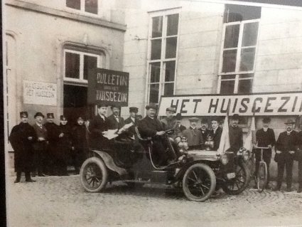 Bij Dagblad Het Huisgezin, 1909. Mijn opa achter het stuur, achterin een man die af en toe de ketting erop moest leggen, want die liep er regelmatig af !  (originele foto: Collectie Corrie van Dijk)
