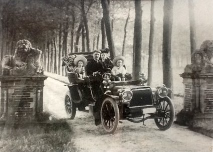 Opa en oma Van Stokkum met hun kinderen bij de ingang van kasteel Heeswijk aan de kanaalzijde (originele foto: Collectie Corrie van Dijk)