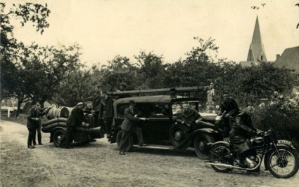 Triumph en Buick, 1942 (collectie heemkundevereniging "De Heerlijkheid Herlaar")