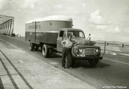 Ford (collectie P. Pietjouw. Bron: Oudedaf.nl)