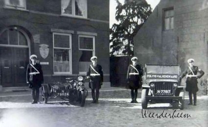 Harley-Davidson en Willys Jeep (Collectie Heemkundekring Weerderheem)
