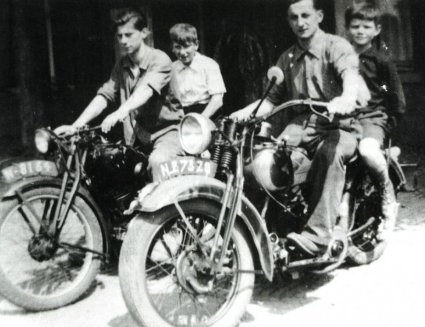Onbekende motor en een 500 cc Harley Davidson 1934/1935