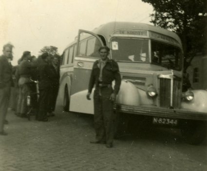 Oom Ad bij de bus in Boekel (originele foto: Collectie G.H.A.A. de Bie)