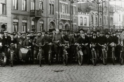 Zuid-Nederlandse Motorwielrijdersvereniging in Helmond, 1915 (bron: De Motorfiets in Nederland 1895-1940)