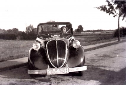 Fiat 500B met open kap, zomer 1949 (Foto: Collectie Th. Jansen)