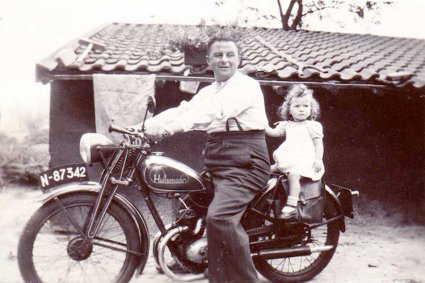 Jan Matheeuwsen uit Spoordonk met zijn dochter op de Hulsmann (Collectie R. Nouwens)