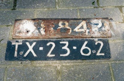 De oude en de 'nieuwe' nummerplaat (Collectie Jasper Nederhoed)
