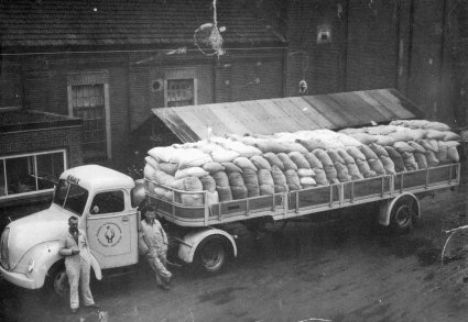 Magirus trekker met DAF-oplegger en de twee chauffeurs (Collectie M. Maassen)