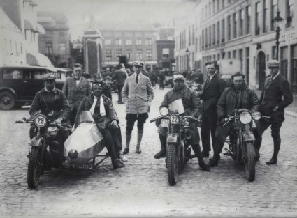 Norton en twee Triumphs (collectie R. v. Bijnen)