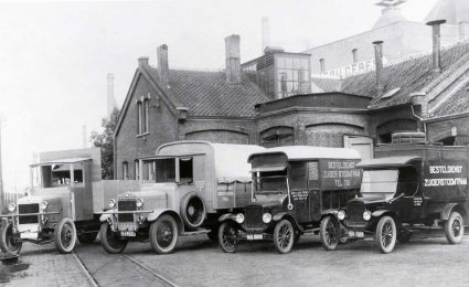 [aanvulling: De meest rechtse auto een Ford T ; zie reactie hieronder. Redactie]Bron: Stadsarchief Breda, collectie BBA Foto-archief