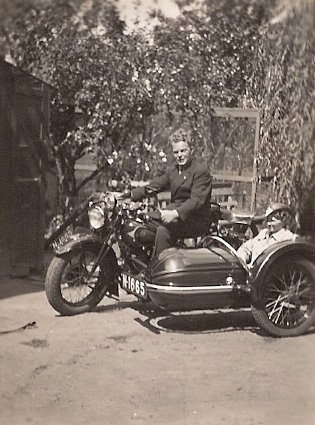 Indian met zijspan (collectie M. Canoy-van Gemert)