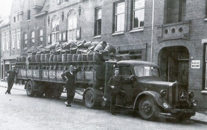 Mercedes vrachtwagen met oplegger