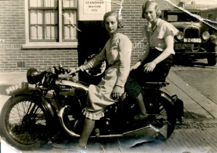 N-24643 Royal Enfield en Sneltax (collectie R. Tournoy)
