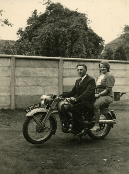 Wout Kuijpers met zijn verloofde Lies van Lieshout (collectie F. van Rijswijk-Kuijpers)