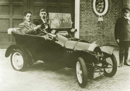N-333 Janus v.d. Meulen en Frits Philips in een Peugeot (coll. I. van de Meulen)