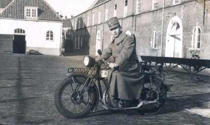 Lou Dassen op de motor, 1936 (collectie fam. Dassen)