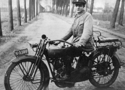 Harley Davidson, c. 1915 (coll. J. Werners)