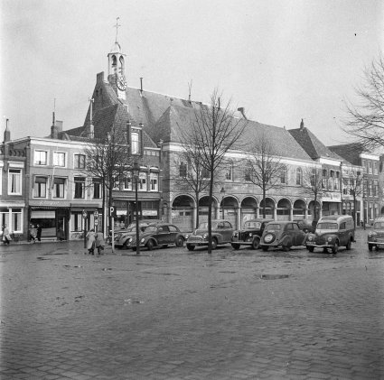 Ford Taunus ( Bron: ZB | Planbureau en Bibliotheek van Zeeland / Beeldbank Zeeland)