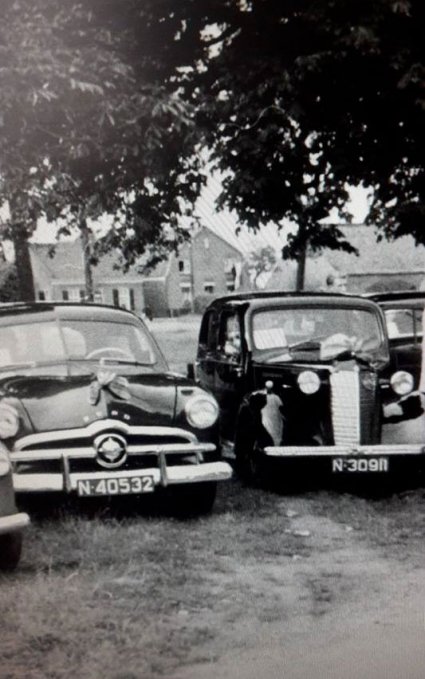 Links een Ford, 1949 (particuliere collectie)