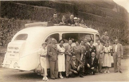 Ford autobus. Uitje met de kegelclub NOP, Negen Of Poedel (collectie: Mulders)