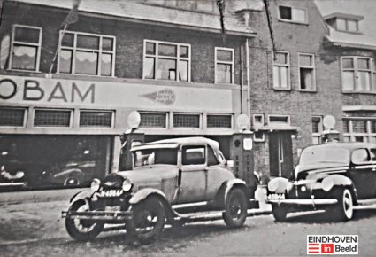 2x Ford (foto: Stichting Eindhoven in Beeld)