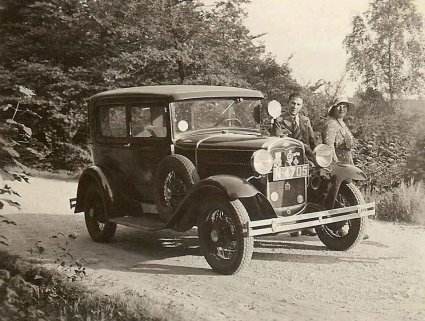 N-4705 Jacques en Addie van der Meulen bij de rallywagen (coll. I. Ramselaar-van der Meulen)