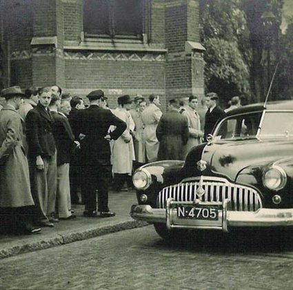 N-4705 In 1948 bij de Paterskerk, bij het 12 1/2-jarig bestaan van de zaak  (coll. I. Ramselaar-van der Meulen)
