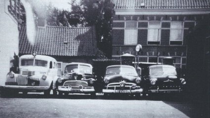 Rechts de Ford Vedette (coll. H. Ruijs)
