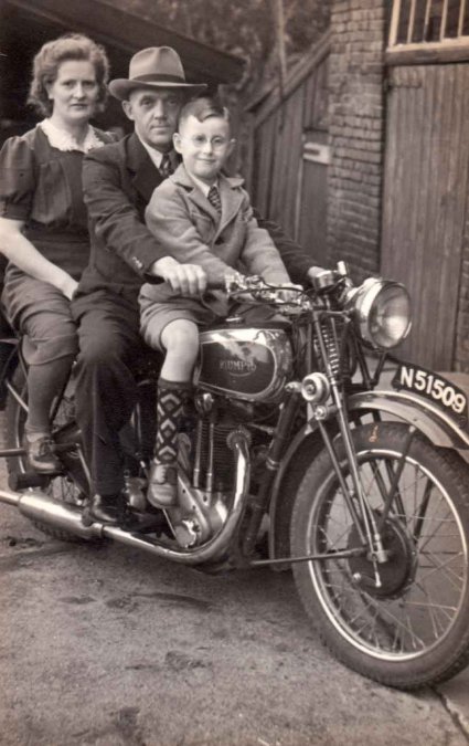 Triumph (collectie J. Schuurmans-Bongers. Bron: R. Verhagen, Mè un leeg kofferke