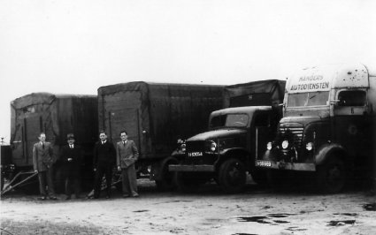 Wagens van transportbedrijf Manders (collectie: M. van Kemenade)