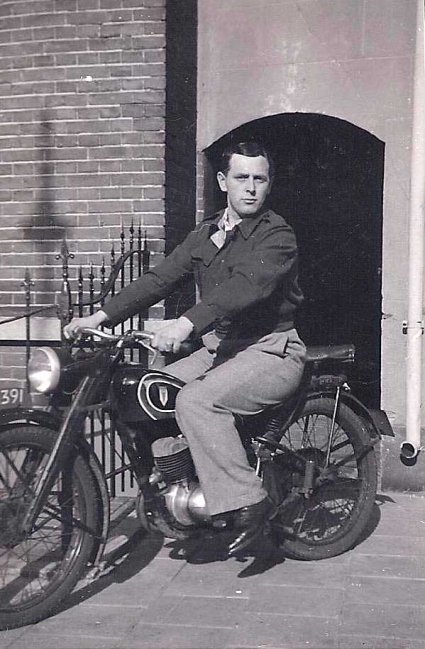 Harrie v.d. Langenberg op DKW (collectie Heemkunde Boxtel)