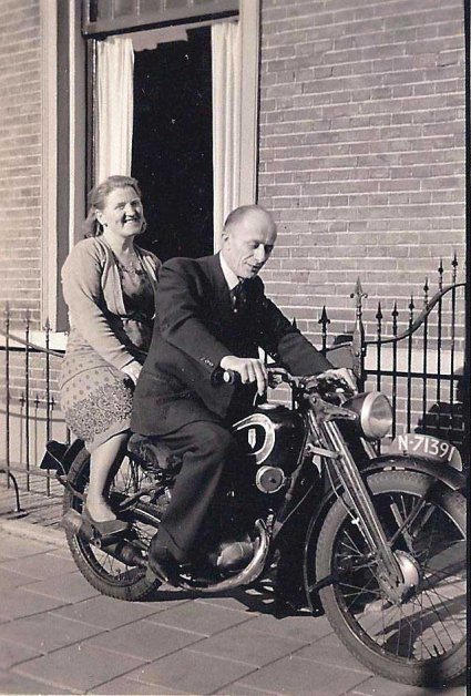 Echtpaar Peijnenburg-Smits op DKW (collectie Heemkunde Boxtel)