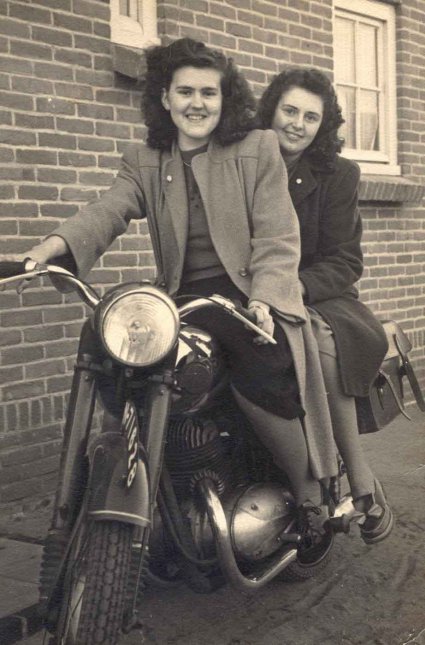 Riek van den Boom en Nelly Cremers op een Jawa (collectie Anoniem)