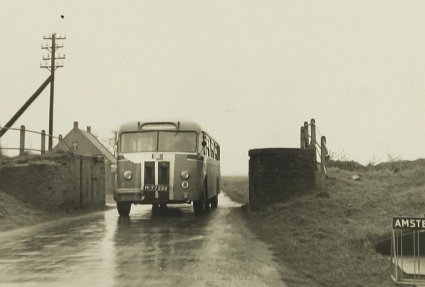Autobus van Dinteloord naar Steenbergen bij café De Tol (collectie Stadsarchief Breda)