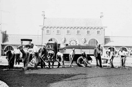 N-82469 Ford (foto: Fotopersbureau Het Zuiden; collectie Erfgoed 's-Hertogenbosch)