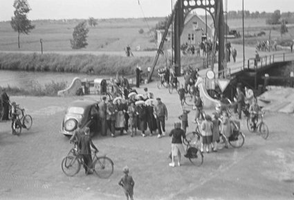 N-82639  Peugeot (foto: Fotopersbureau Het Zuiden; coll. BHIC)