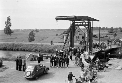 N-82639  Peugeot (foto: Fotopersbureau Het Zuiden; coll. BHIC)