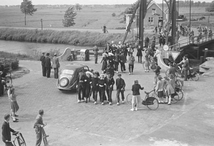 N-82639  Peugeot (foto: Fotopersbureau Het Zuiden; coll. BHIC)