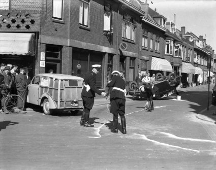 Aero Minor (l) en Opel Olympia (r). Foto: F.F. van der Werf. Bron: HUA