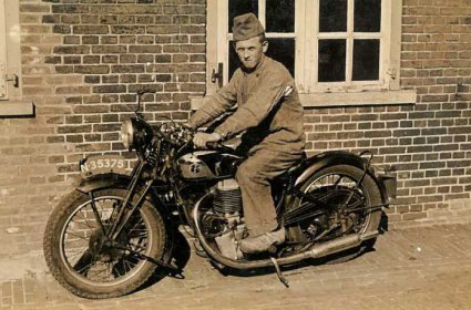 N-35375 Piet Linders op de FN (coll. fam. Linders; bron: Peelbelang)