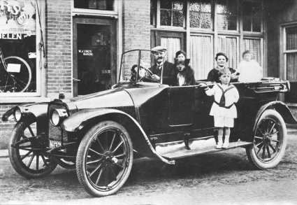 N-1372 Achter het stuur de heer W.J. Vugts en de dame achterin is mevrouw Vugts-Rijkers. (Heemkundekring Schijndel, collectie fam. Vugts)